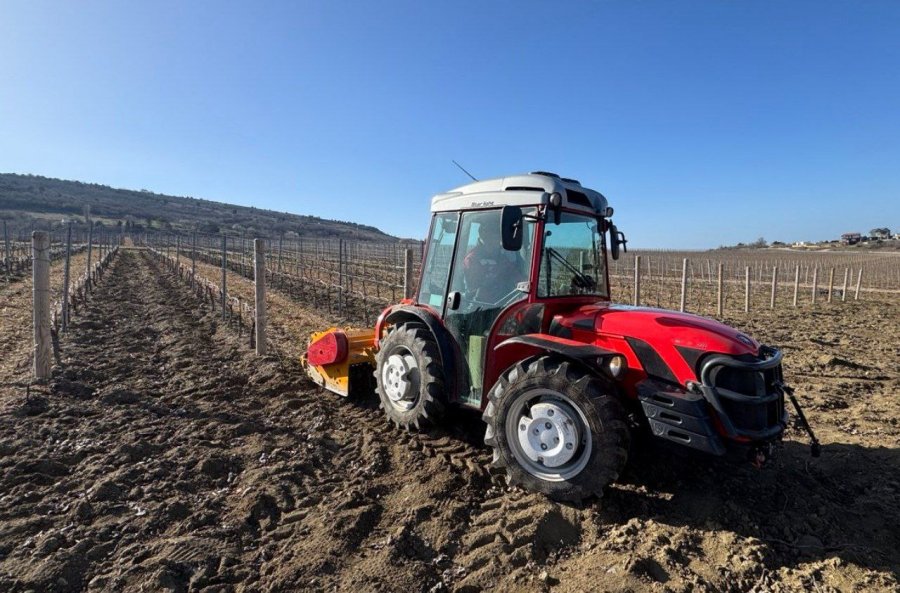 Путь в профессию: тракторист-машинист Владимир Биткин нашел свое призвание в работе на виноградниках