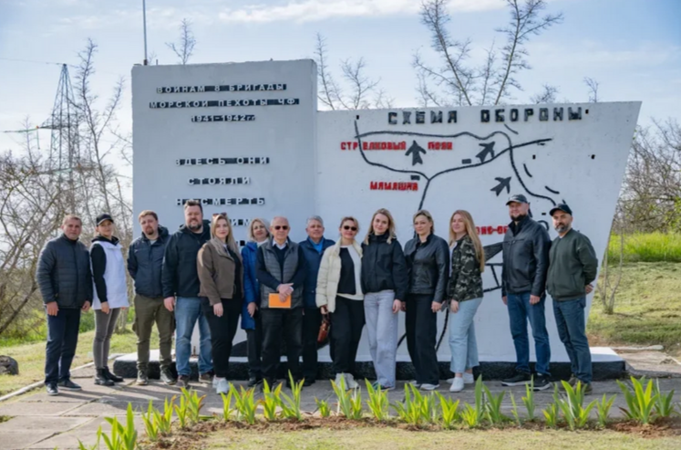 Сотрудники управления спорта привели в порядок памятник в Верхнесадовом