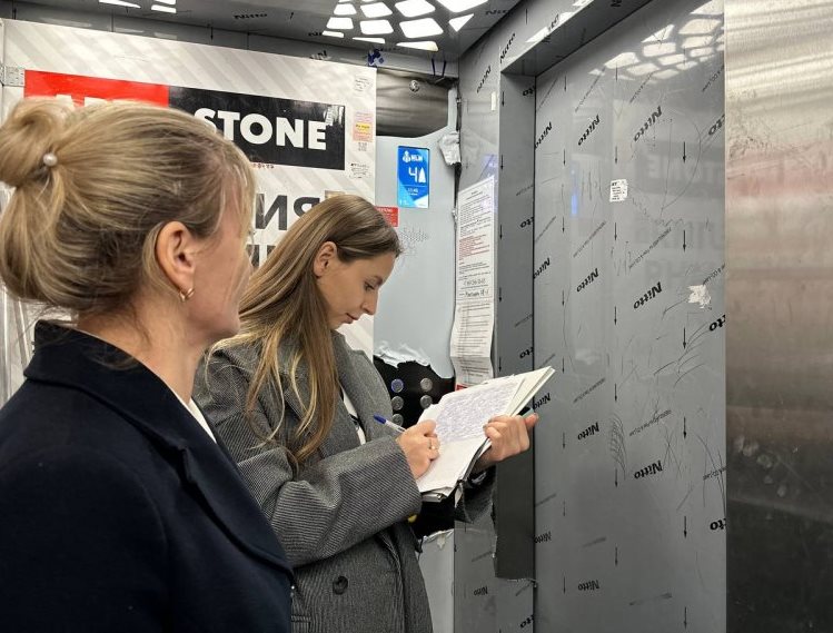 Госжилнадзор проверил лифты в доме на улице Братьев Манганари